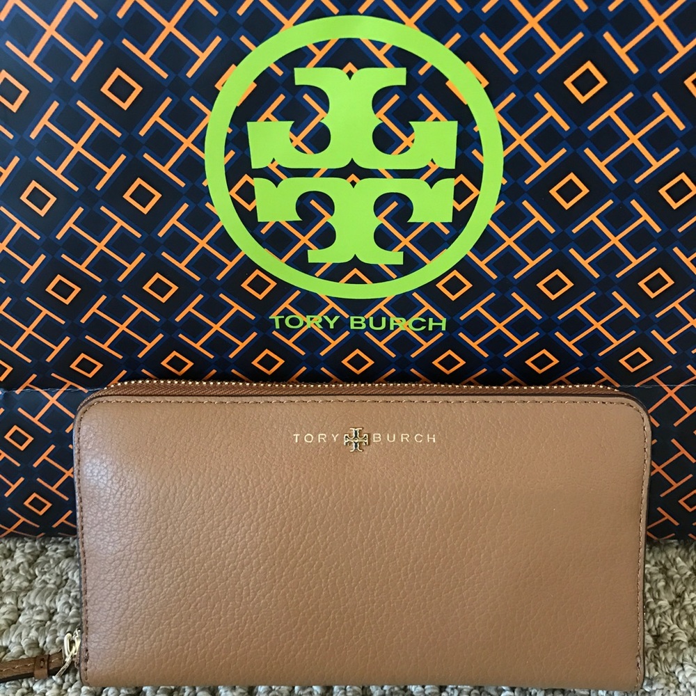 😍NWT Tory Burch Continental Zip Wallet😍
